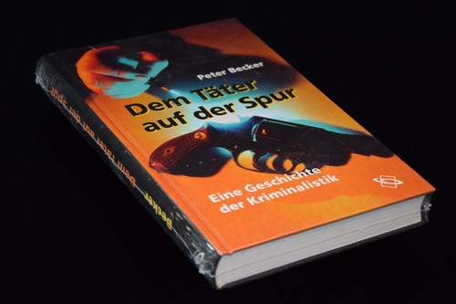 Dem täter auf der - der, spur.